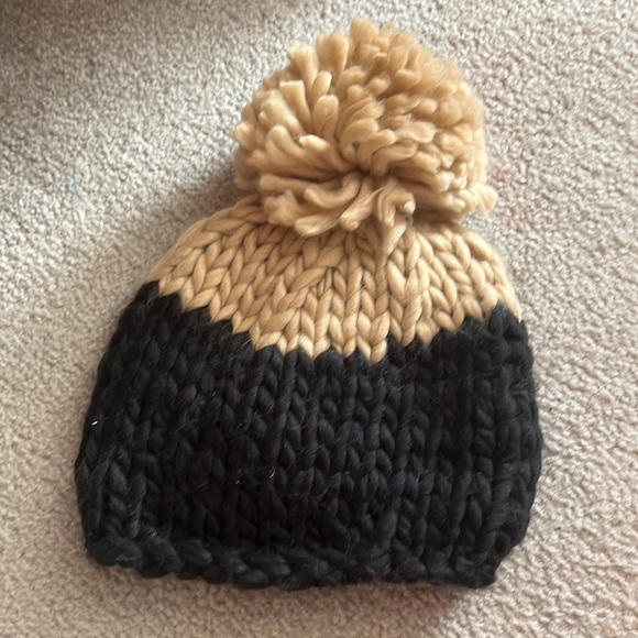 Free People Accessories - FREE PEOPLE black & tan Colorblock chunky knit Pom hat